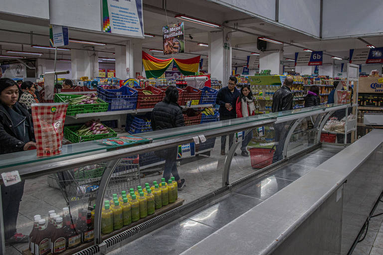 Na foto, geladeira de carnes vazia em supermercado  na zona central de La paz, onde há desabastecimento