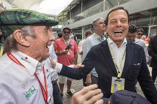 João Doria (dir.) ao lado do ex-piloto Jackie Stewart no paddock em Interlagos, antes da prova