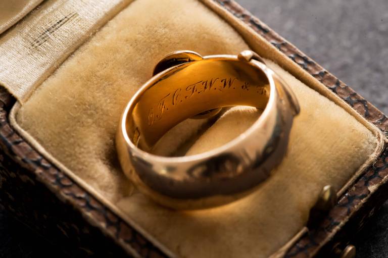 'Indiana Jones' do mundo da arte acha anel de 1876 roubado de Oscar Wilde