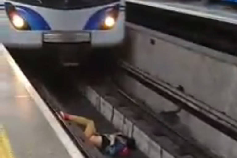 Homem-Aranha' invade trilho e é detido ao tentar parar trem em SP, São  Paulo