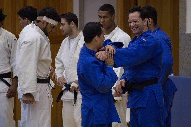 Tiago Camilo e Felipe Kitadai com outros judocas brasileiros durante treino da seleção brasileira antes da Rio-2016