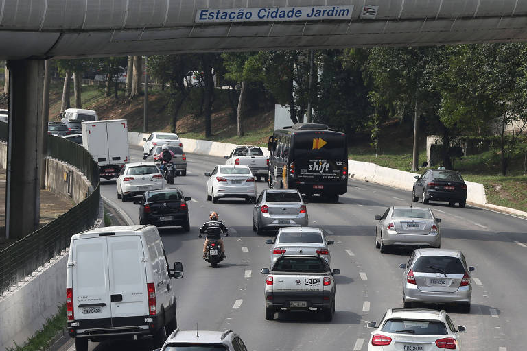 Foto mostra veículos que trafegam pela Via expressa da Marginal Pinheiros, na capital paulista 