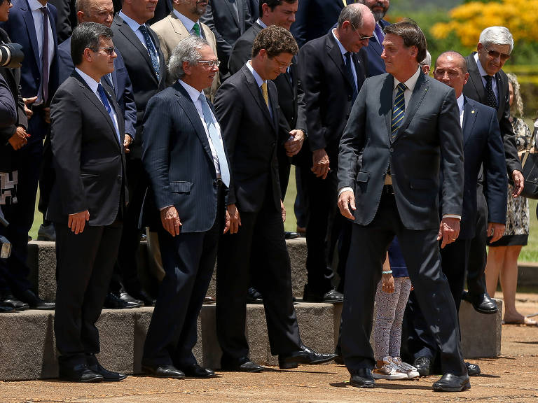 O presidente Jair Bolsonaro, acompanhado de vários ministros de estado, participa de cerimônia de Hasteamento da Bandeira no Palácio da Alvorada