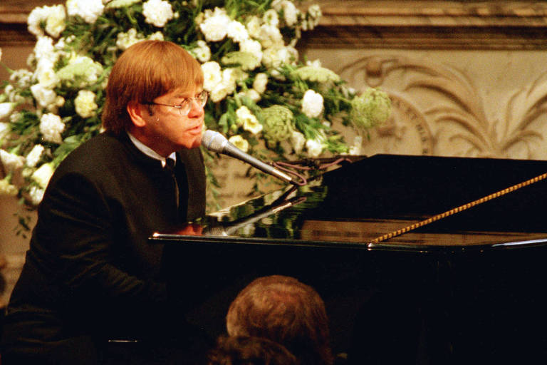 Elton John afirma que usou teleprompter para cantar no funeral da princesa Diana