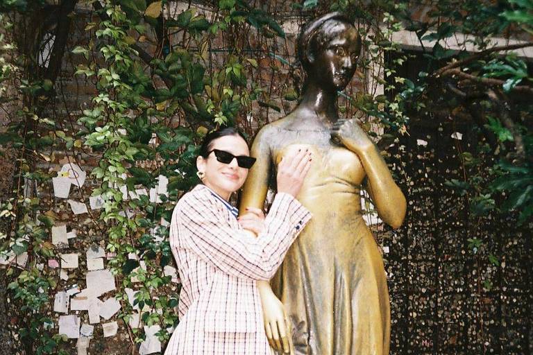Bruna Marquezine segura seio esquerdo da estátua de Julieta