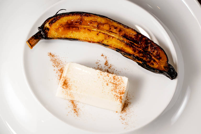 Banana-da-terra assada com panna cotta de canela do restaurante Amazônico