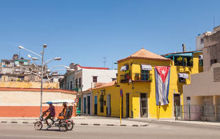 Bicitáxi, meio de transporte popular entre turistas, no centro de Havana, em Cuba