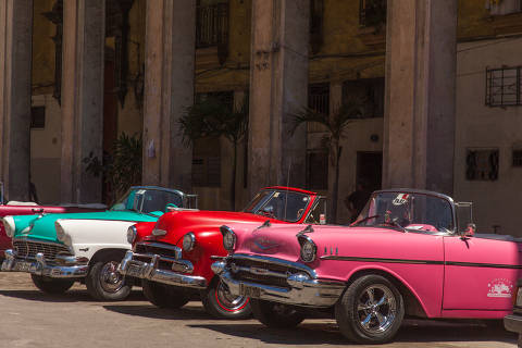 HAVANA, CUBA - Carros antigos em estacionamento no centro da cidade de Havana, em Cuba. (Foto: Luiz Felipe Silva/Folhapress)