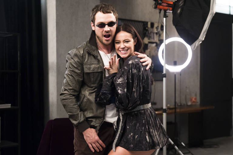 Virgínia ( Paolla Oliveira ) e Chiclete ( Sergio Guizé ), em "A Dona do Pedaço"