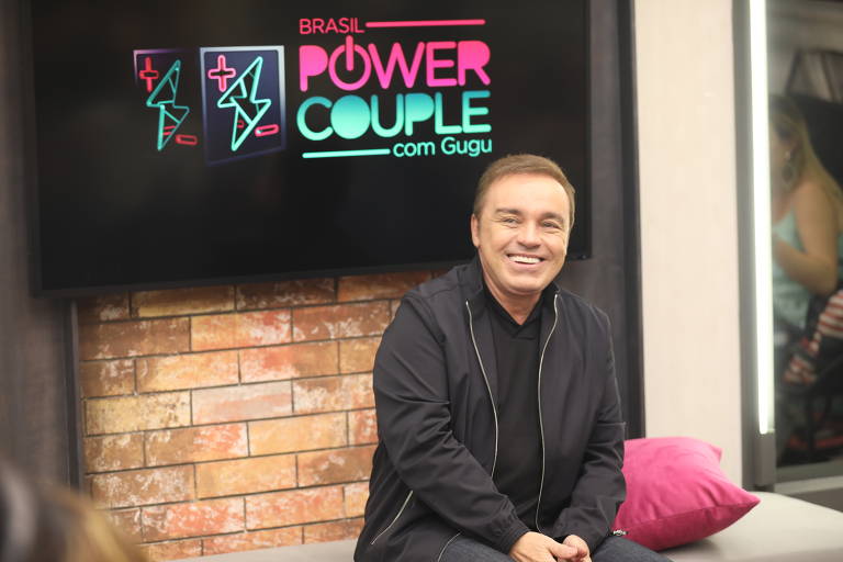 Retrato de Gugu Liberato, no cenário do programa 'Power Couple Brasil'