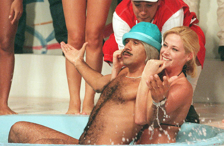 O cantor Tiririca na banheira durante quadro do programa "Domingo Legal", do S.B.T, apresentado por Augusto Gugu Liberato