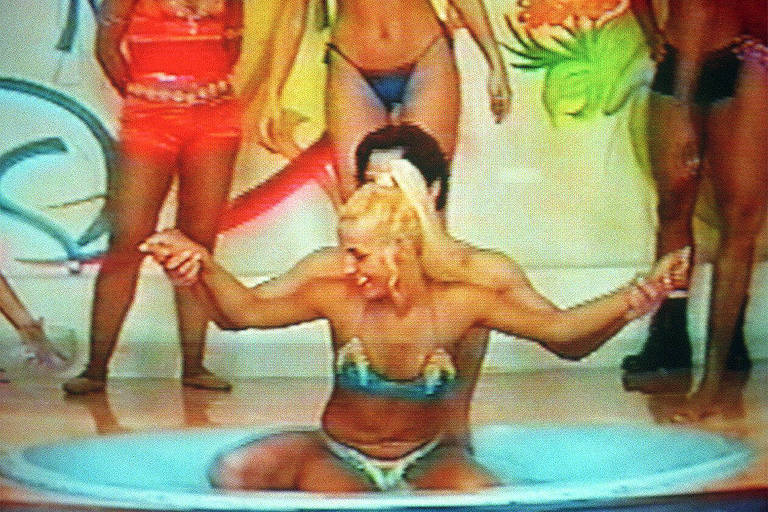 Bailarina Carla Perez, do grupo É.O.Tchan, no quadro "Banheira do Gugu", no Domingo Legal