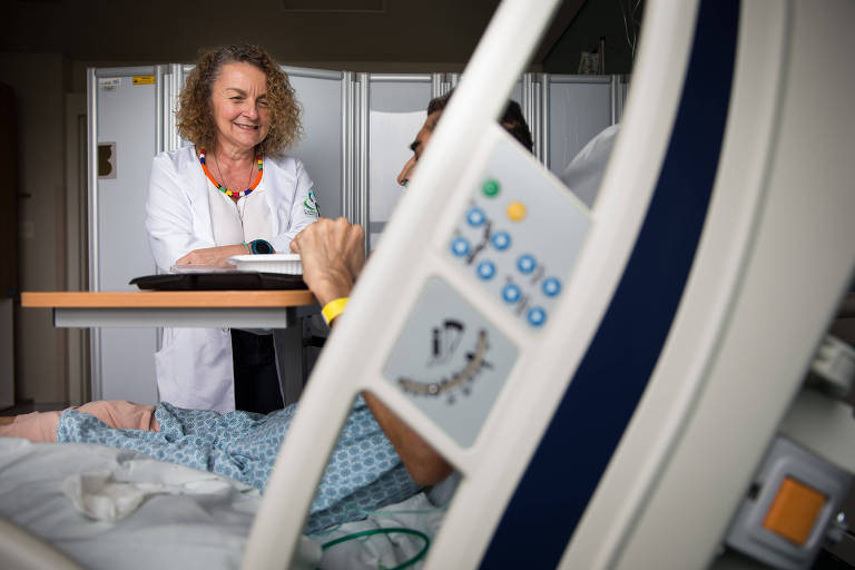 A médica Maria Goretti Maciel atende paciente do Hospital do Servidor