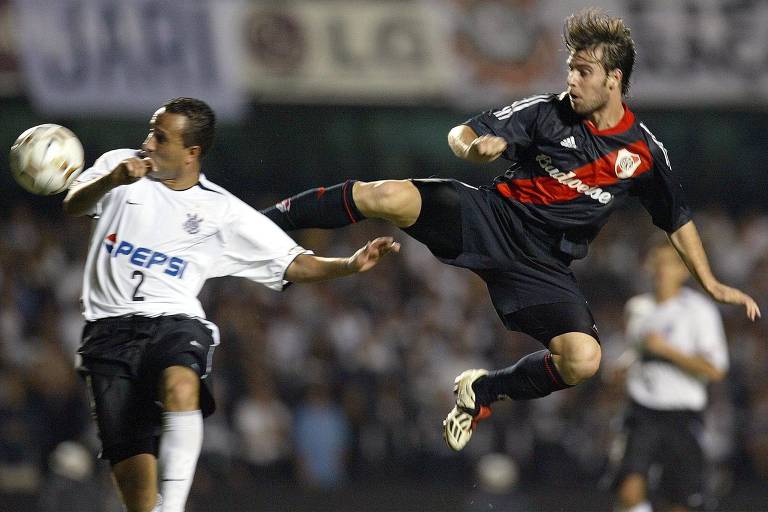 Fernando Cavenaghi, do River Plate, disputa jogada com Rogério, do Corinthians, no jogo de 2003
