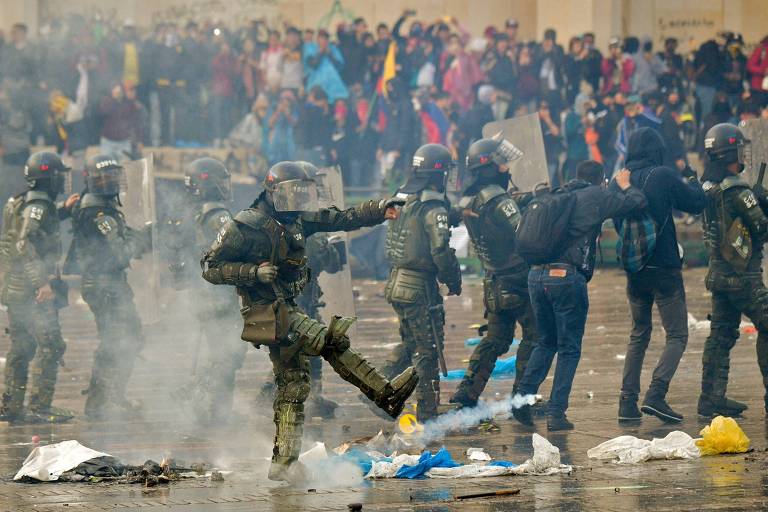 Forças de segurança em conflito com manifestantes em Bogotá durante greve geral convocada por estudantes, sindicatos e indígenas contra o governo