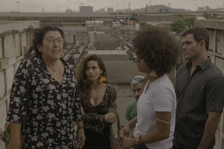 Lurdes (Regina Casé) e os filhos Magno ( Juliano Cazarré), Ryan (Thiago Martins), Érica (Nanda Costa) e Camila (Jéssica Ellen)