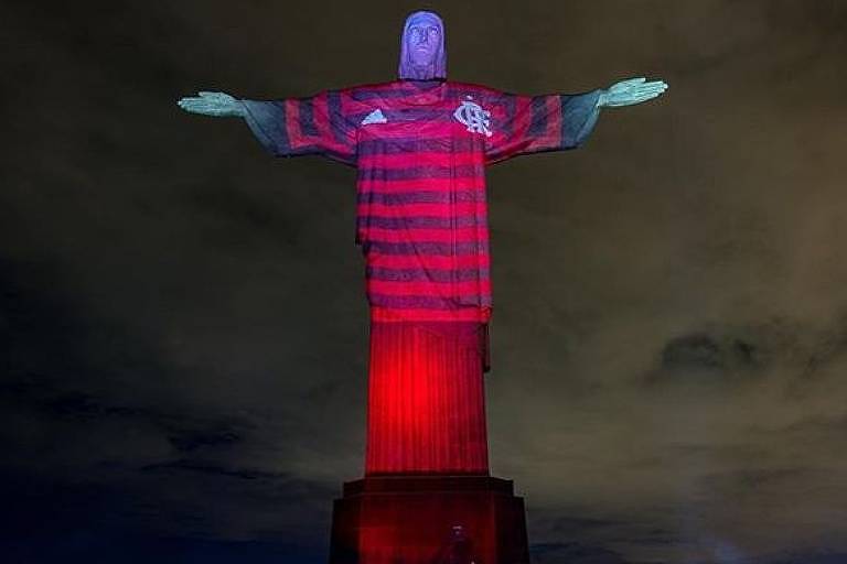 Cristo ganha projeção com cores do Flamengo; veja fotos de hoje 
