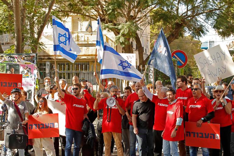 Militantes ligados ao Partido Trabalhista protestam pela renúncia de Netanyahu em Tel Aviv
