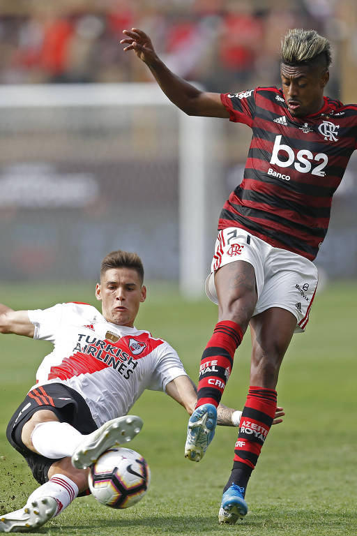 O zagueiro Lucas Martinez se estica para tentar parar o atacante Bruno Hennrique