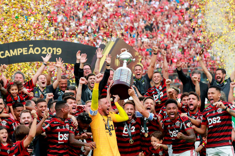 Elenco do Flamengo reunido no gramado ergue a taça e faz a festa pela conquista do título