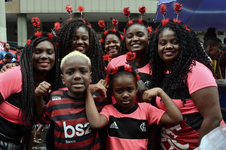 Torcedores do flamengo se reúnem em festa no centro do Rio de Janeiro para receber os jogadores