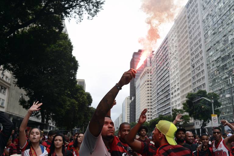 Torcedores do flamengo se reúnem em festa no centro do Rio de Janeiro para receber os jogadores