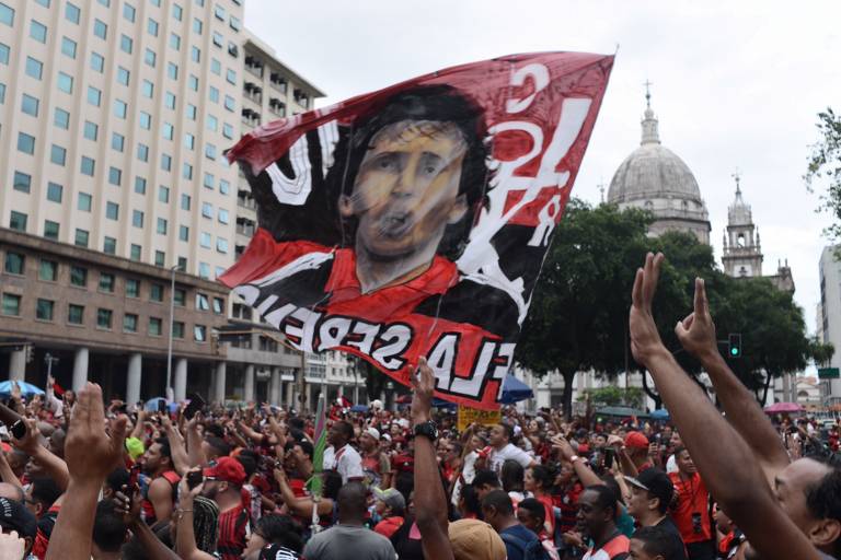 Milhares de flamenguistas se reúnem na avenida Presidente Vargas, no centro do Rio, para o desfile em carro aberto dos jogadores