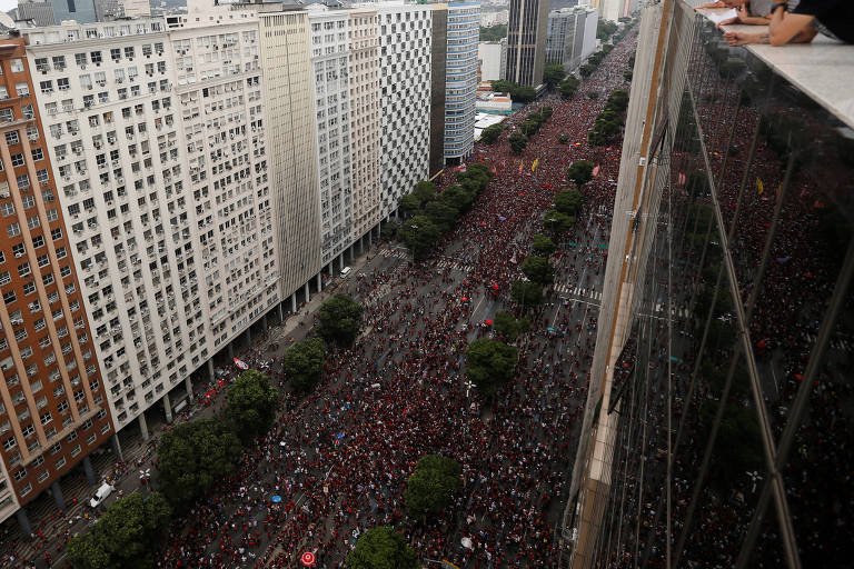 Torcedores do flamengo lotam a avenida Presidente Vargas, no centro do Rio de Janeiro, para comemoração do bicampeonato da Libertadores 