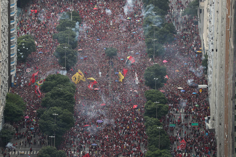 Torcedores lotam a avenida Presidente Vargas e soltam fogos para receber o time do Flamengo, que desfila em carro aberto durante comemoração do bicampeonato da Libertadores