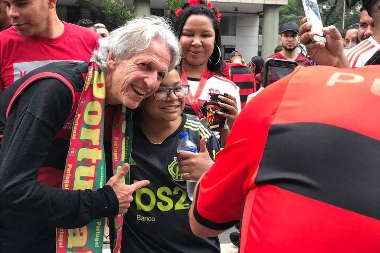 Sósia de Jorge Jesus posa para foto com torcedora flamenguista. Os imitadores do técnico e dos jogadores fizeram sucesso entre a torcida em 2019 