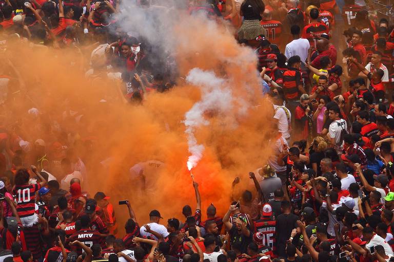 Flamenguistas lotaram a avenida Presidente Vargas, no centro do Rio de Janeiro, para receber os atletas na comemoração do bicampeonato do Flamengo na Libertadores da América