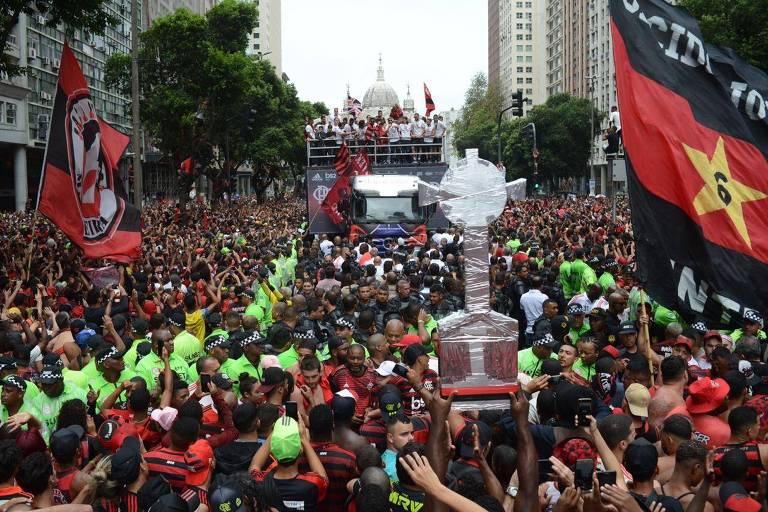 Flamenguistas lotam o centro do Rio para comemorar título da Libertadores