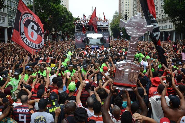 Multidão acompanha o desfile de jogadores, comissão técnica e dirigentes do Flamengo em carro aberto na Avenida Getúlio Vargas, centro do Rio. 