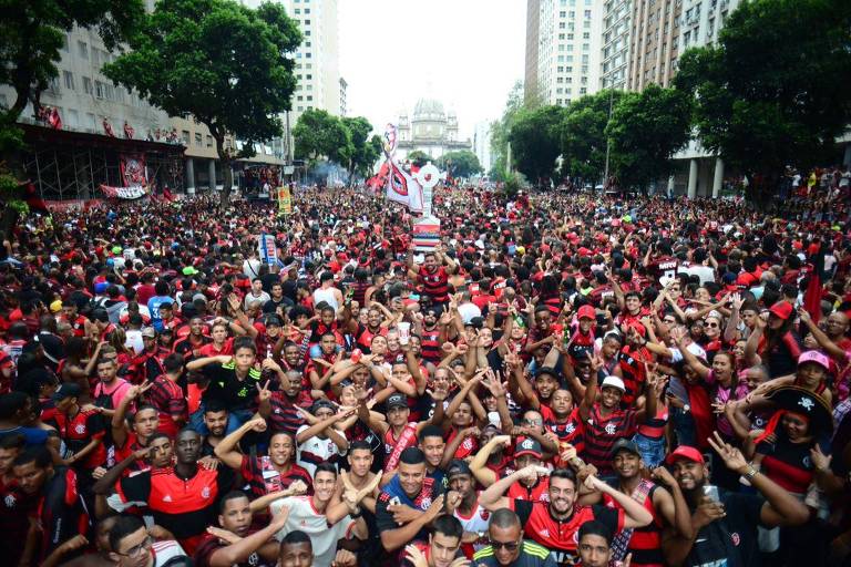 Torcedores se concentraram no centro do Rio para ver jogadores, comissão técnica e dirigentes do Flamengo desfilarem em carro aberto na Avenida Getúlio Vargas