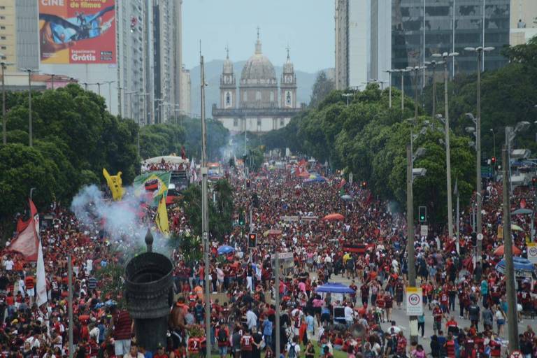 Flamenguistas lotaram a avenida Presidente Vargas, no centro do Rio de Janeiro, para receber os atletas na comemoração do bicampeonato do Flamengo na Libertadores da América