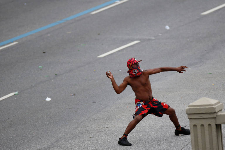 Durante confronto nas ruas do centro do Rio, torcedor atira pedra contra policiais