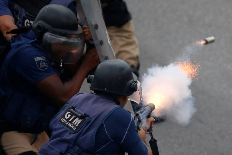Policiais disparam tiros de balas de borracha para dispersar manifestantes