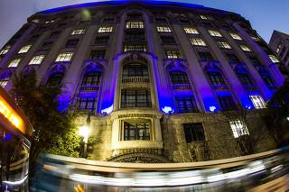 Ministério Público de São Paulo com iluminação azul