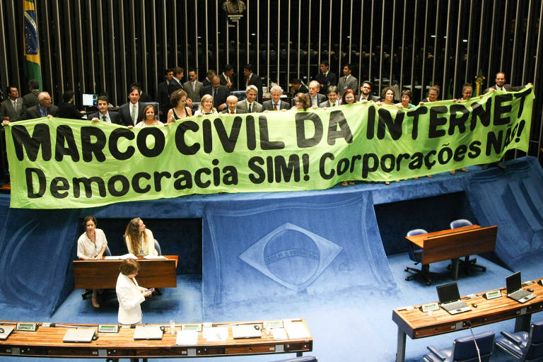 Senadores e membros da sociedade civil comemoram aprovação do Marco Civil da Internet após votação no Senado 