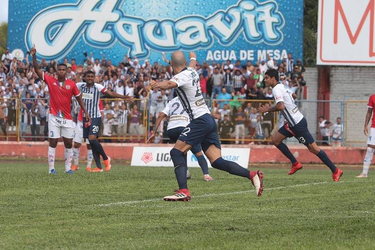 Jogadores do Alianza Lima (Peru) comemoram gol no jogo que deu ao time o título do Torneo Clausura