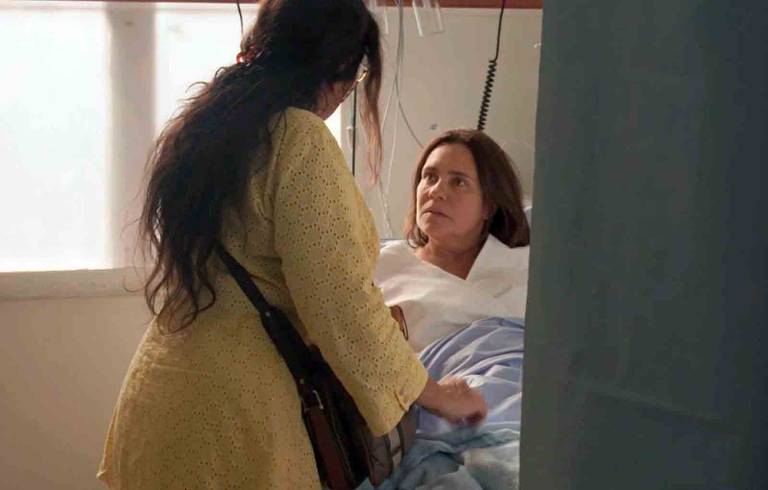 Lurdes (Regina Casé) é quem conta para Thelma (Adriana Esteves) que ela tem um aneurisma cerebral