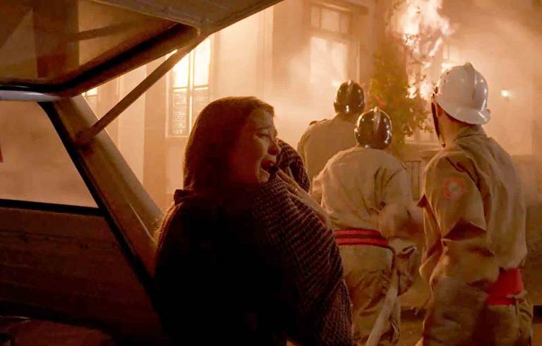 No passado Thelma (Adriana Esteves) salvou seu filho de um incêndio, mas perdeu o marido