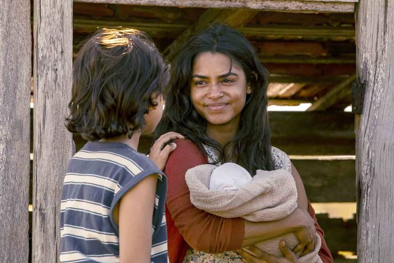 Lurdes (Lucy Alves) segue o cachorro com as crianças. Ela encontra Camila em um paninho, dormindo. Ela pega a criança e leva com a família