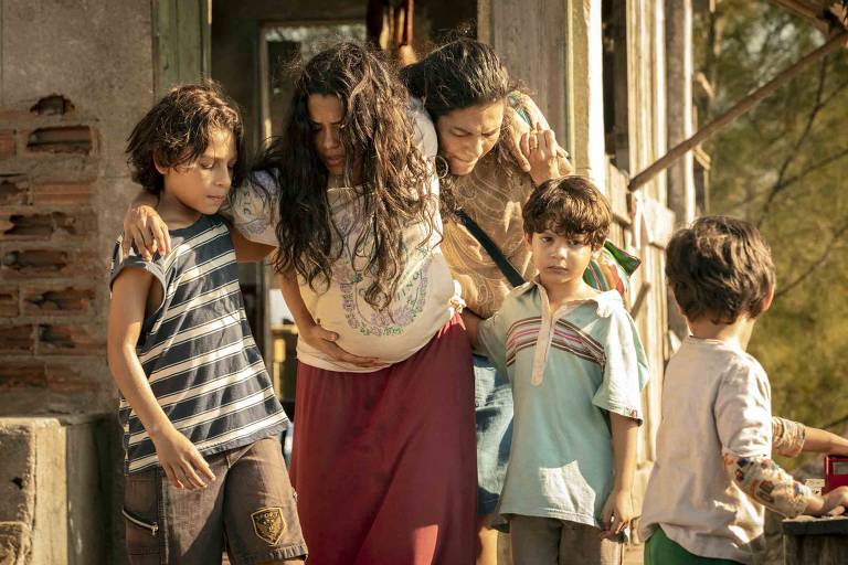 Lurdes (Lucy Alves) vai para o hospital para ter Érica e deixa os filhos, Magno (João Guilherme Fonseca), Ryan (Pietro Buannafina) e Domênico (Eros Lazari), com o Jandir (Daniel Ribeiro) que está bêbado