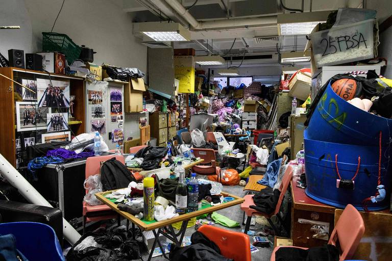 Roupas espalhadas, equipamentos de proteção e outros objetos em sala da Universidade Politécnica de Hong Kong