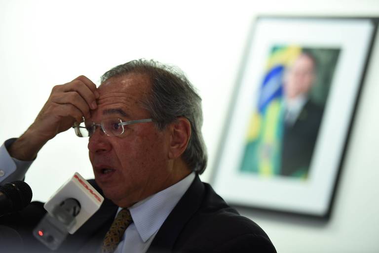 O ministro Paulo Guedes (Economia) durante entrevista na Embaixada do Brasil nos EUA, em Washington, na segunda-feira (25)