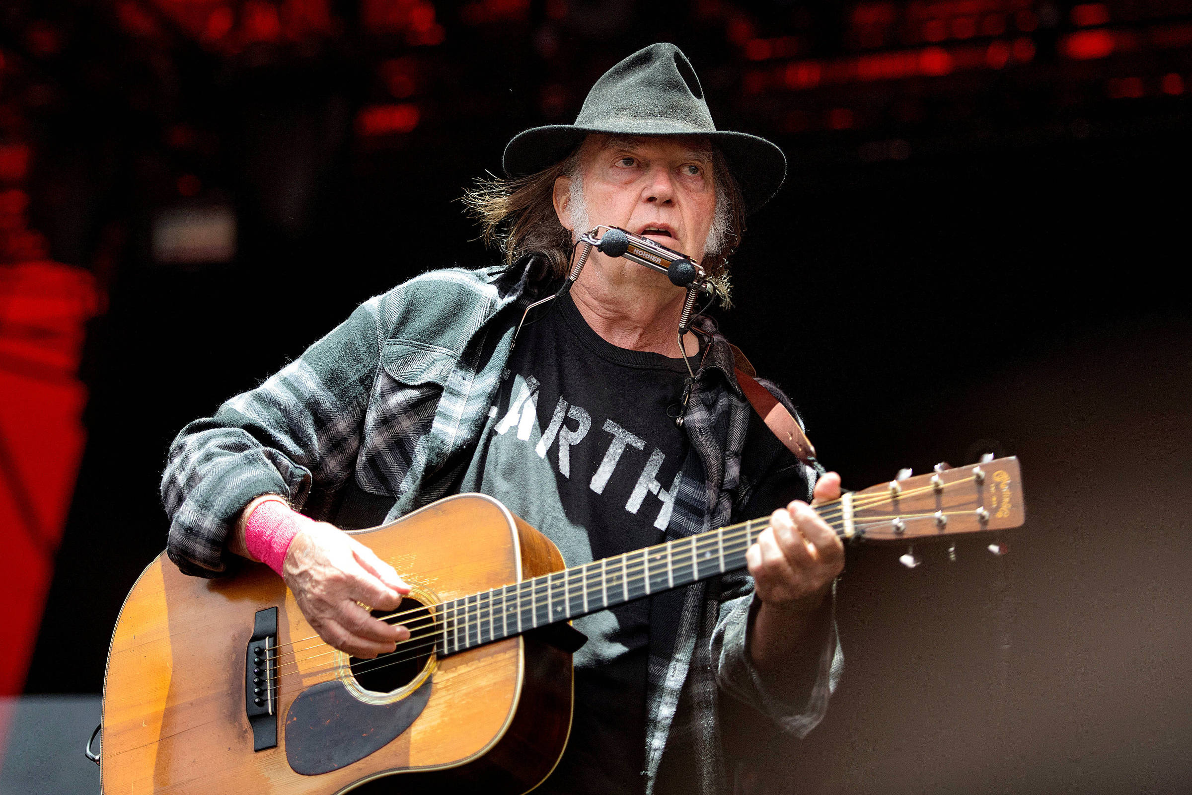 Neil Young quer sair do Spotify se plataforma não banir podcast antivacina