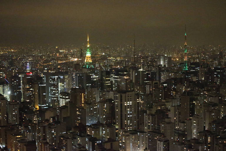 Imagem aérea noturna de São Paulo 