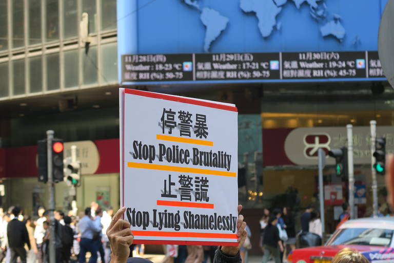 Protestos na hora do almoço em Hong Kong
