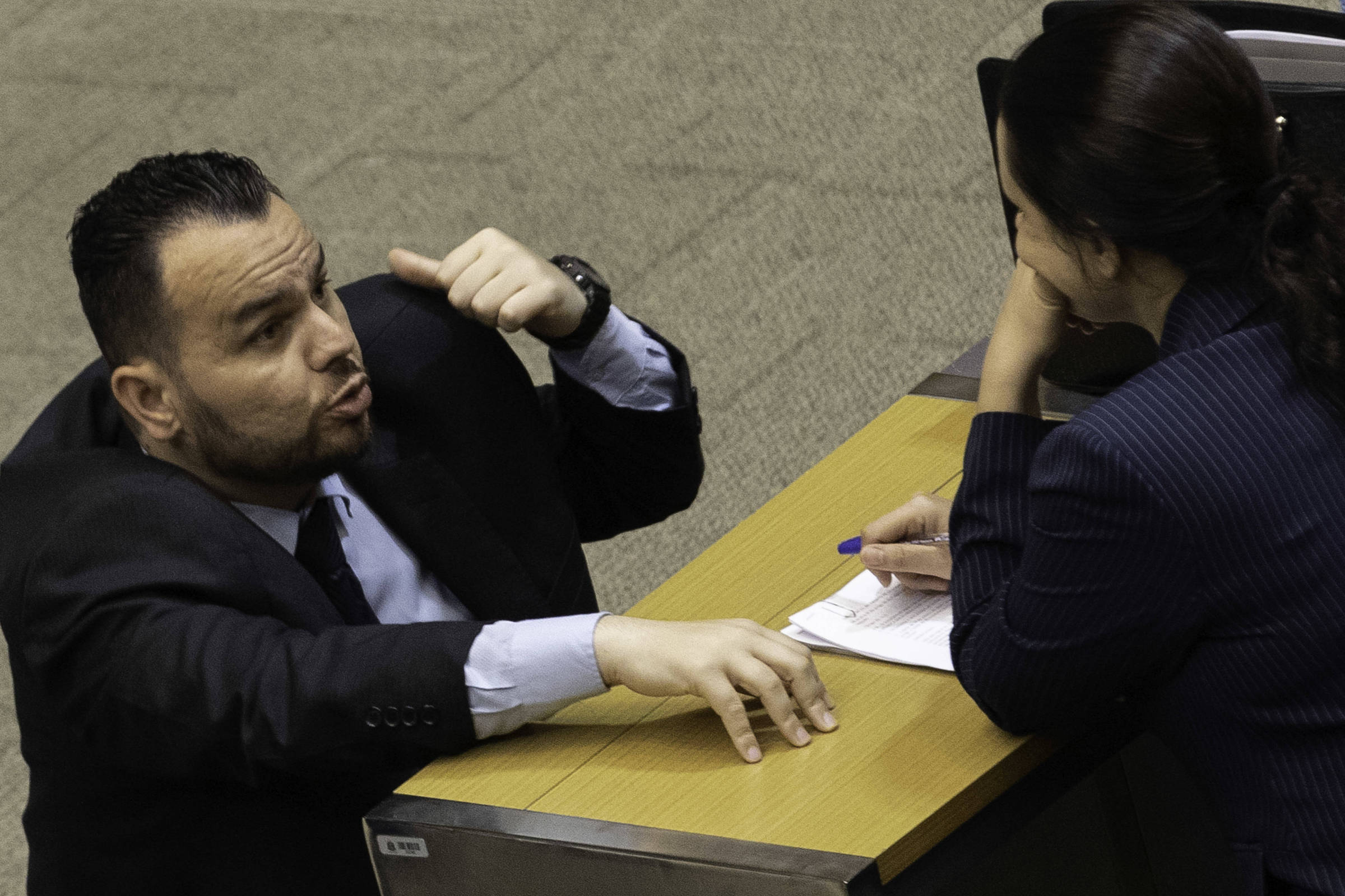 Janaina Paschoal e líder do PSL batem boca no plenário da Assembleia de SP; assista